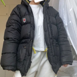 Fjällräven jacka  - Svart fjällräven jacka, köpt denna vinter på Plick men säljer eftersom det inte var min stil. Absolut inget fel på jacka, den är i mycket fint skick. Kan mötas upp i Stockholm området. Och priset kan sänkas lite vid snabb affär💘💘