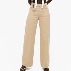 Ett par beiga wideleg jeans från monki! - Ett par assnygga beiga wideleg jeans från monki! Helt oanvända då dom inte kommer till användning, kontakta mig om du är intresserad så kan vi diskutera pris :) kom privat för egna bilder!