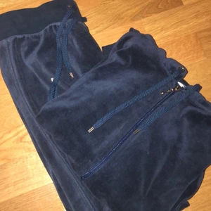 Mjukisset  - Säljer setet för att de inte kommer till användning längre. Tröjan är i storlek XS och byxorna är i storlek S