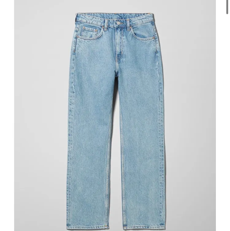 Skitsnygga weekday jeans i modellen voyage. Tyvärr är de lite små i midjan på mig. Längden är perfekt till mig som är 163. Frakten tillkommer ☺️💕 . Jeans & Byxor.