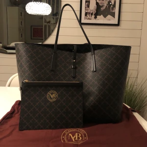 By Marlene Birger väska  - Säljer min Marlene Birger väska som är i nyskick. Färg: Svart/brun                                                  Köptes för 2300:- säljes för 1000:-. Dustbag medföljer.                                                                          Köparen står för frakten 💗