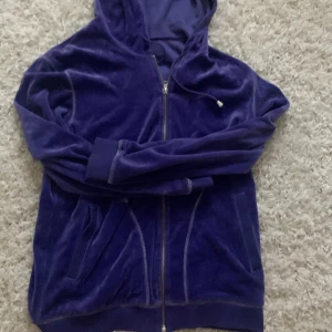 Lila zip i velour/sammet!! - As mjuk zip! Lite y2k me silvriga sömmar. Står L men passar som lite oversized zip på xs/s/m