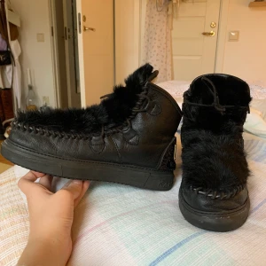 Karma of charme boots - Boots i äkta päls och skinn. Rejäla och varma. Köpta för 2500kr, knappt använda! Har fler bilder. Frakt tillkommer