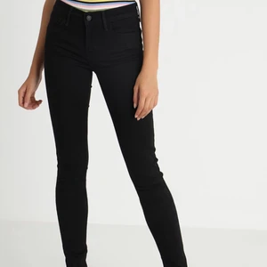 Svarta Levis jeans - 710 super skinny Levis jeans. 