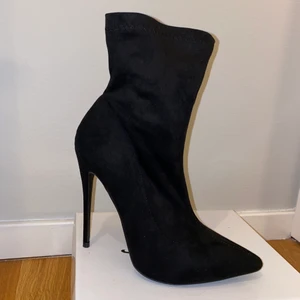 Klackar  - Snygga klackar, aldrig använda. 