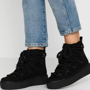 Teddy shoes - Super mysiga teddy shoes. Mocka imitation på utsidan och fakepäls insidan.