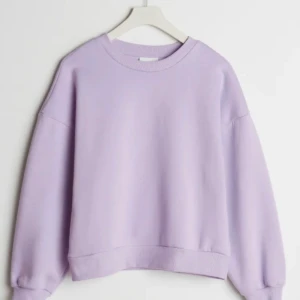 Ginatricot - Tänkte sälja min lila sweatshirt från Ginatricot. Den är SLUTSÅLD på hemsidan, och är i storlek S. Endast använd 1 gång.😁 Frakten tillkommer!📦 