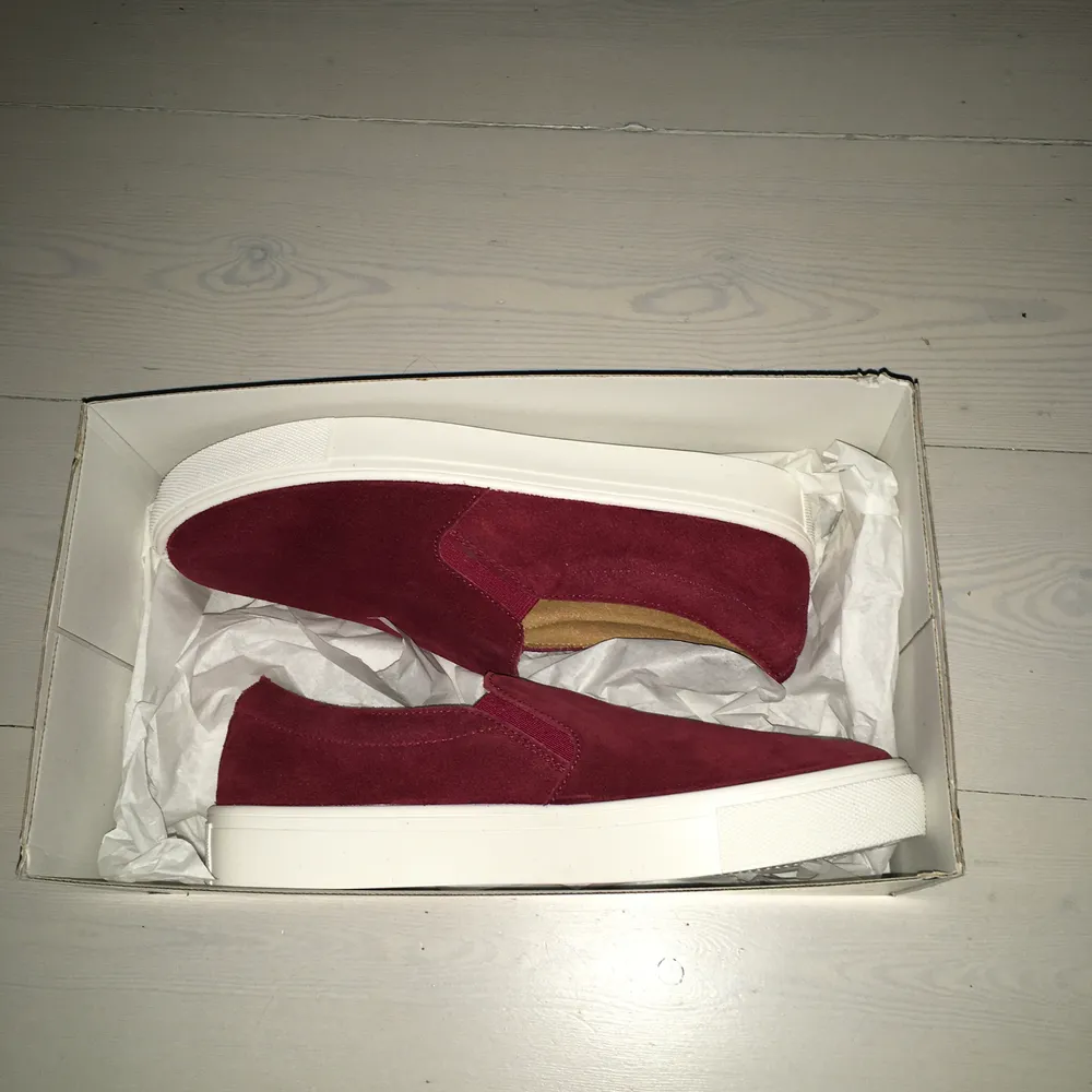 Vinröda sneakers i storlek 39. Aldrig använda. Får med box. . Kengät.