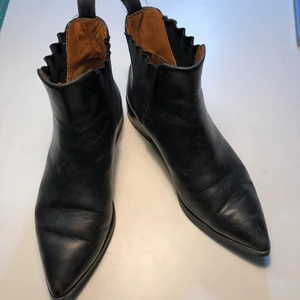 Ankelboots svart läder & other stories - ankelboots i svart skinn och låg klack från & Other Stories. använda men fint skick, har klackats/sulats om. Kan absolut skickas mot fraktkostnad. storlek 36