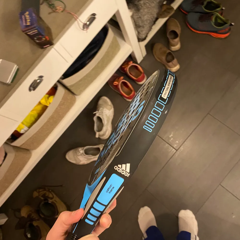 Ett fint paderacket från adidas, använt 2 gånger, felfritt rack o säljer det för jag slutat spela padel nypris=3000kr. Övrigt.