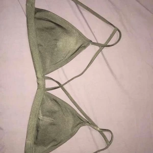 Bikini topp - Vanlig men unik bikini topp från forever 21, endast testat. Nypris ~250kr finns inlägg man kan ta ut och sätta in om man inte vill det ska synas igenom. Storlek medium 