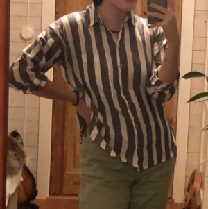 Skjorta - Randig skjorta köpt från carlings! Tror den skulle vara skitsnygg croppad men vågar inte göra det själv :(