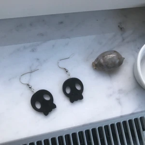 Handgjorda örhängen - Asballa döskalleörhängen som jag har gjort själv. Metalldelarna är i rostfritt stål ☠️ 