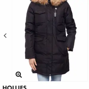Säljer nu min hollies jacka, äkta päls. Köpte den förra vintern, men använde den knappt, så det är typ nyskick. Köpte den för 4849kr o säljer den för 4000kr. Priset kan diskuteras. Kan skicka fler bilder vid intresse. Köparen står för frakt men kan även mötas upp i Västerås. 