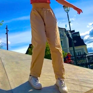 sweet skbts byxor - Säljer mina sweet skbts byxor som är väldigt bra skick (nästan aldrig använda)                                     dom har en snörning för att reglera hur tight dom ska sitta runt midjan. Man kan peta in snörningen in i byxan så den ej blir synlig.🤍🌪