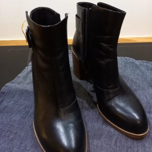 Stövlar / Boots NEW - Svart läder stövlar 