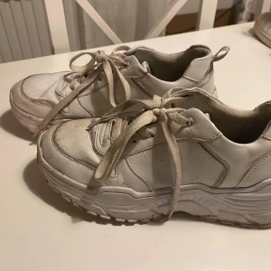Vita sneakers - Vita sneakers Storlek 38 100 plus frakt 63kr.Se även mina andra auktioner. Samfraktar om du köper mer