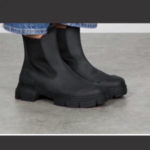 Ganni skor nya 38 - Hej, säljer mina helt oanvända Ganni skor. Slutsålda överallt. Storlek 38, köpta på wakakuu 