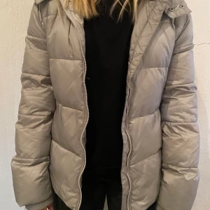 grå jacka  - superfin grå jacka från gant, använd 2 gånger, Rosa inuti👛💕🌸 stl 158-164 , men jag är en 34-36 och kan ha den .