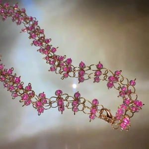 Halsband - Ett fint handgjort metallhalsband med rosa glaspärlor och spänne❣️ (frakten ingår i priset)✨✨