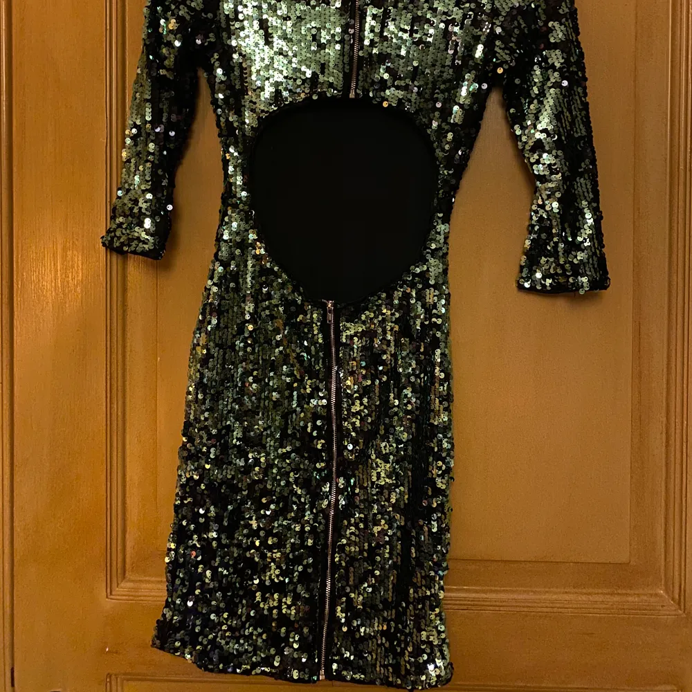 Festklänning!!! Säljer en likadan i silver (kolla min profil). Bara använda en gång. Perfekt passform 👌🏼 . Klänningar.