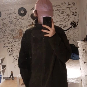 En H&M mörkgrön flis i storlek xxl - Säljer pga ingen användning. Köparen står för frakten:)