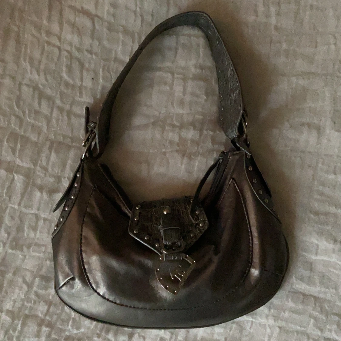 Silvrig handväska med nitar  - 90