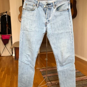 LEVIS 501 stl 30/30 - Levis 501or i ljus och fin tvätt. Storlek 30x30. De är ganska nyinköpta och i väldigt fint skick. 