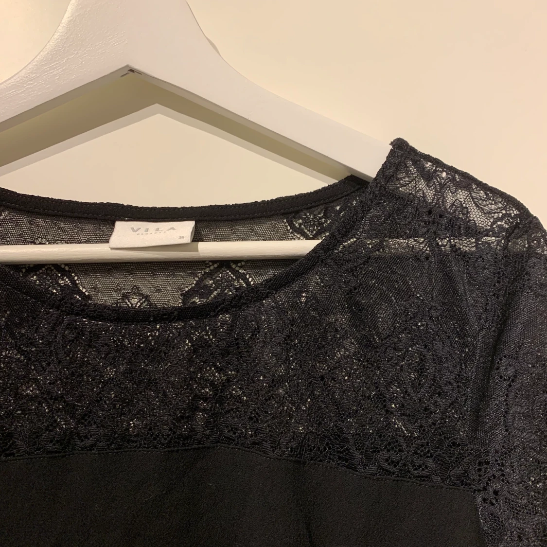 Svart T-shirt med spets - VILA - 36