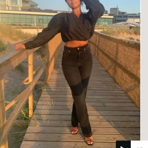 Svarta jeans - Säljer mina svarta NA-KD jeans som är förstora. Inga slitningar eller hål. Använt runt 5 gånger☺️ alla bilder är ifrån NA-KD’s hemsida!