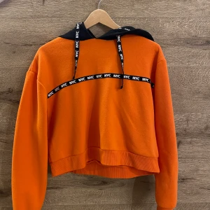 Hoodie strl XS - En oanvänd hoodie från primark i strl XS. Den passar även för de som har S. 100 kr inkl frakt🌸