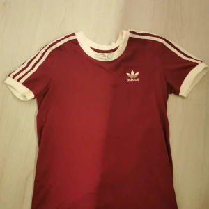 Adidas t-shirt  - Denna tröja är använd 1 gång då jag inte kände att det var min stil. Den är i storlek xs och är köpt på Adidas hemsida. Säljer den för 200kr. Betalas genom swish