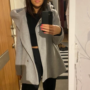 Kappa - Superfin grå  kappa med en hög Luva från Vera moda. Knappt använd. Frakt tillkommer 💕  Nypris 699kr mitt pris 250kr
