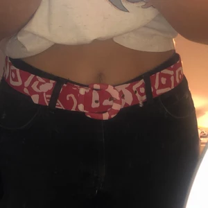 Rött skärp - Coolt vintage rött/vitt fläckigt skärp. Så fin färg och framsida!!! Startar med 55kr+frakt men buda gärna!❤️❤️❤️skriv vid intresse så kan jag skriva mått och sånt😋