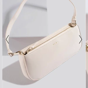 Baguette väska  - Den perfekta beiga lilla väskan från NAKD! Har flera väskor jag använder mer därför säljs denna💖💙✌🏼