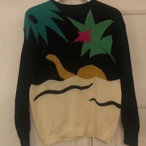 Stickad tröja med coolt motiv  - Asball stickad tröja med ett coolt motiv. Köpte på second hand och sedan dess aldrig använd. Inga fläckar/ hål mm utan är k fint skick. Står ingen storlek men passar mig som har s.