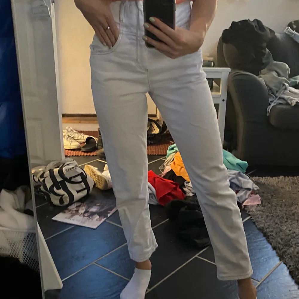 Vita mom jeans liknande från Mango! Endast använda ca 4 gånger! Storlek 34. Jeans & Byxor.
