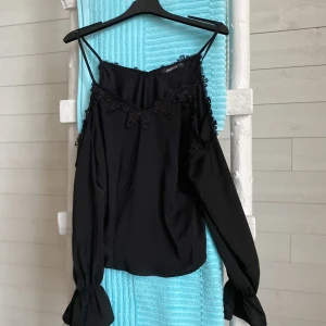 Blus - En blus från ginatricot som tyvärr är i fel storlek för mig! Sitter väldigt fint på och är i väldigt bra skick!✨