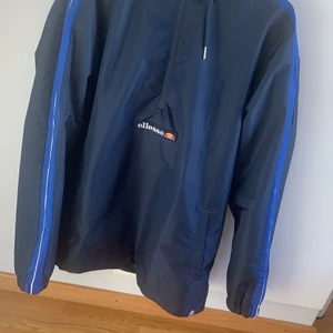Ellesse Blå Vind Jacka Storlek XL - Storlek XL vind jacka men skulle säga att den passar som Storlek M Knappt använt Så den är i bra skick