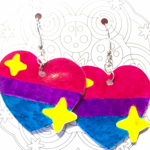 Örhängen  - Bisexuella örhängen gjorda av krympplast. Aldrig använda såklart. Frakt tillkommer på 11 kr. 💖💜💙