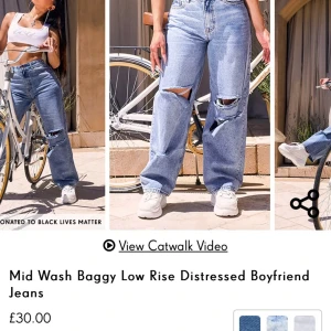 PLT ripped BF-jeans - Svinsnygga och trendiga jeans i mjukt material. De har flera slitningar på knäna och är köpta från Pretty Little Thing. Helt oanvända med lappen kvar!🥰🥰 De ska vara low rise, men på mig är de höga i midjan. Jag är förresten 164 cm lång, och de passar perfekt i längden 👍👍. Intresserad? Lägg ett dm vetja! Frakten ligger på 79 spänn, men kan även mötas upp i Täby- och Danderydstrakterna. Vi hörs!🍁🥰