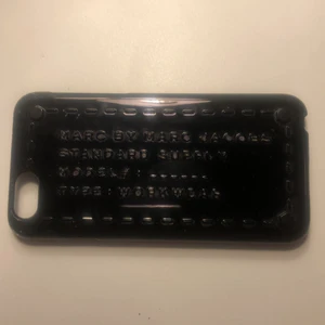 Marc Jacobs mobilskal - Äkta Marc by Marc Jacobs mobilskal köpt i butik. För IPhone 7. Hårt skal! 
