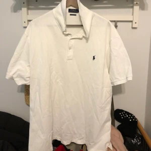 Ralph lauren piké 1XB/3XL - Ralph lauren piké 1XB/3XL. Använd sparsamt 8.5/10 i skick. Vid köp av fler varor går priset att diskutera. Köpare står för frakten (PostNord skicka lätt 63kr). För mer detaljer, skriv.