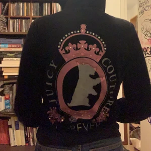 Juicy couture flis  - Jätte bra skick! Använder inte. Storlek M men jag som har storlek S tycker den passar jätte bra.💞💞