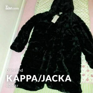 Kappa/Jacka storlek S - Plagget är i nyskick då den är helt och hållet oanvänd. Säljer då jag inte tycker att det inte är min stil. Storleken är S men kan passa alla från XS-M. Det är en fuskpäls. Ordinariepriset är 1000kr i butik, vid snabb affär kan priset diskuteras. Kan posta den till dig så länge du står för frakten och Swishar innan den fraktas.