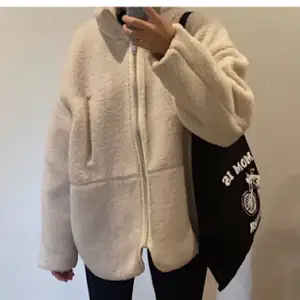 SÖKER en sån här jacka eller liknande!! OVERSIZED! Hör av er om ni har/vet någon som har 💞 