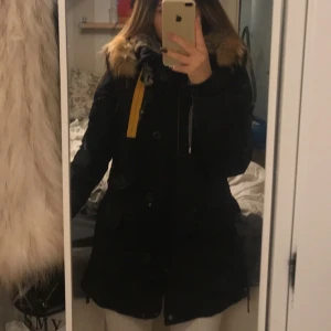 ParaJumper  - ParaJumper i strl xxs men är som en xs-s, köpt för 10.499kr på jhonells. Inga skador eller liknade, mkt olika fickor och fint päls. Säljes pga jag inte har nån användning av den längre. 
