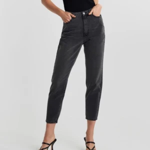 Svarta mom jeans - Svartgråa mom jeans från Gina tricot, säljer pga att de är för små. 150kr +frakt🖤