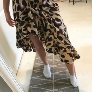 Volang kjol  - Fin volang kjol i silkesmaterial, hög slits 😃