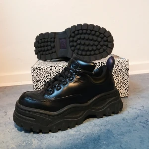 Eytys Angel Black Leather strl 38 - Säljer mina svarta Eytys Angel. Sparsamt använda, storlek 38! Frakt tillkommer. 